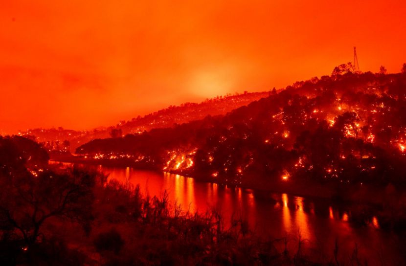 ভয়াবহ আকার নিয়েছে ক্যালিফোর্নিয়ার দাবানল