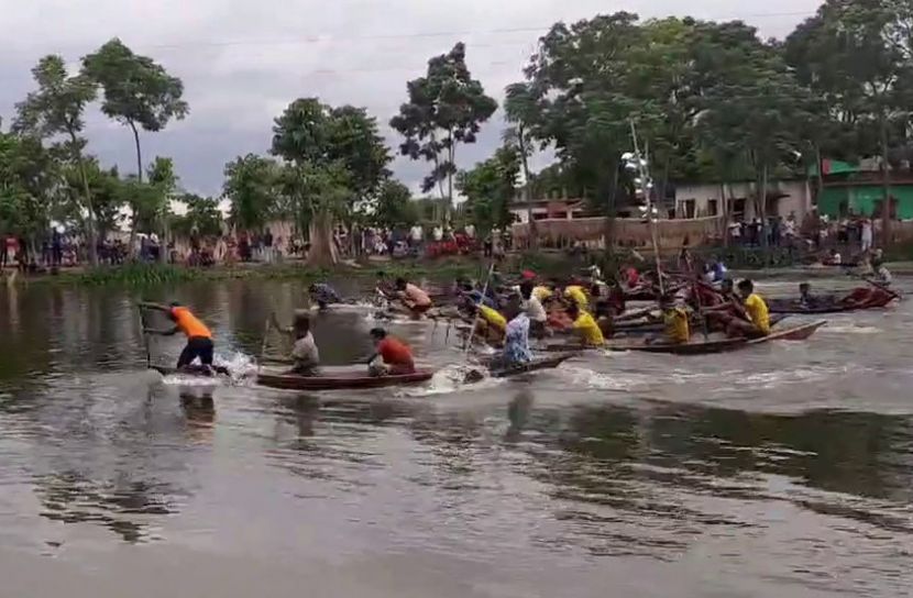 জলাবদ্ধ স্কুলমাঠে নৌকা বাইচ