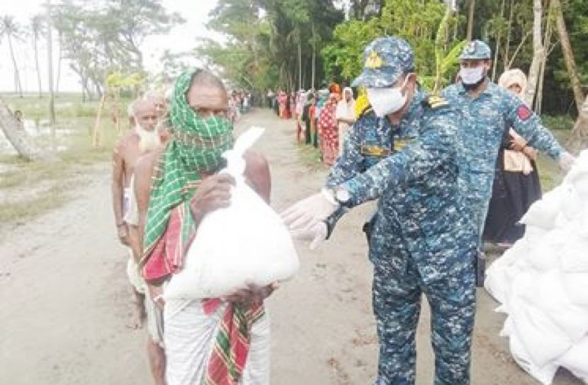জোয়ারে ক্ষতিগ্রস্তরা পেলেন খাদ্যসামগ্রী