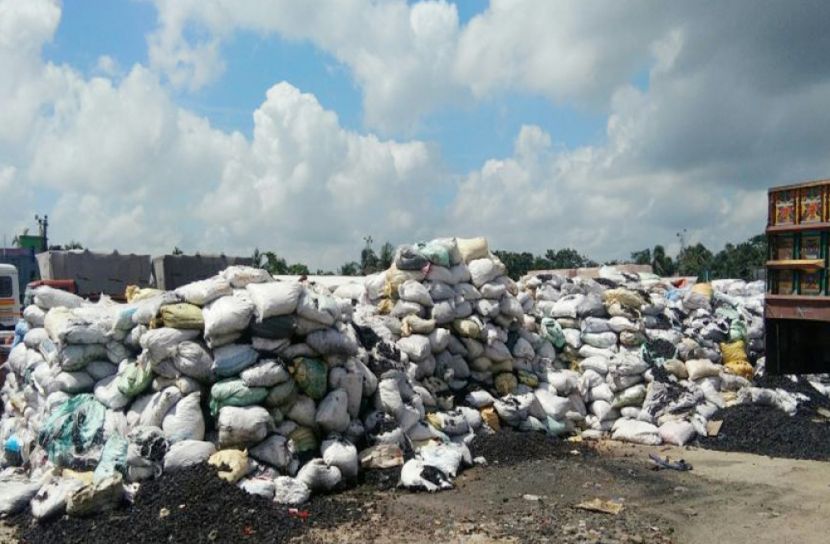 জায়গা না থাকায় বেনাপোল বন্দরে খোলা আকাশের নিচে রাখা পণ্য