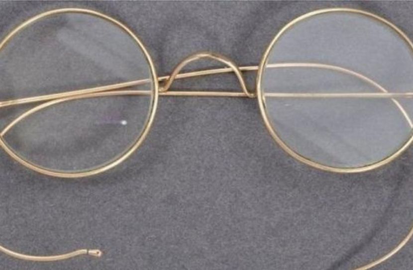 ড্রয়ারে পরিত্যক্ত চশমার দাম আড়াই কোটি টাকা!