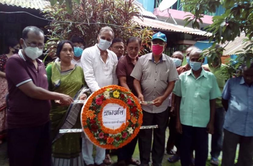 ফুলেল শ্রদ্ধায় সন্তোষ মজুমদারকে চিরবিদায়