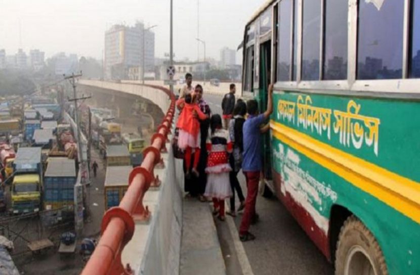 ফ্লাইওভারে ঝুঁকিপূর্ণ যাত্রী ওঠানামা