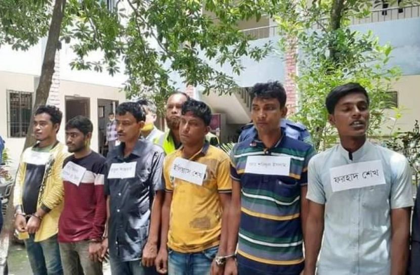 কাশিয়ানীতে নৈশকোচ থেকে অস্ত্রসহ ৭ ডাকাত গ্রেপ্তার