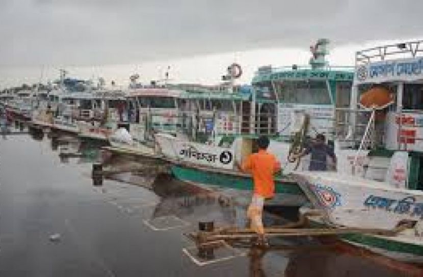 নৌ-বন্দরে নোঙর করে রাখা লঞ্চ