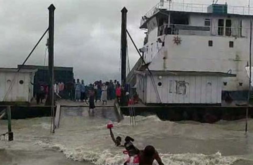 ইলিশা ফেরিঘাট ৪/৫ ফুট পানিতে তলিয়ে আছে