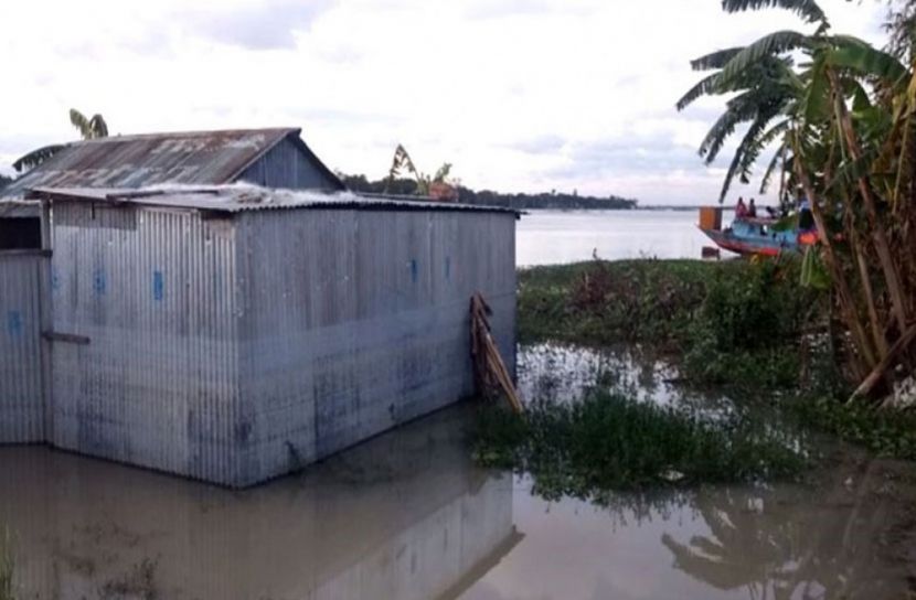 পদ্মার পানি বিপৎসীমার উপরে, ভোগান্তিতে জনজীবন