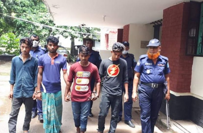 পুলিশের চুরি হওয়া মোবাইলসহ চার চোর আটক 