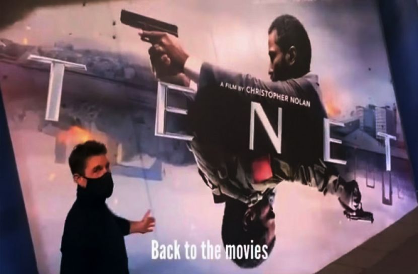 মাস্ক পরে হঠাৎ সিনেমা হলে টম ক্রুজ