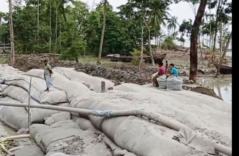 বাঁধ মেরামতে ঠেকেছে জোয়ারের পানি 