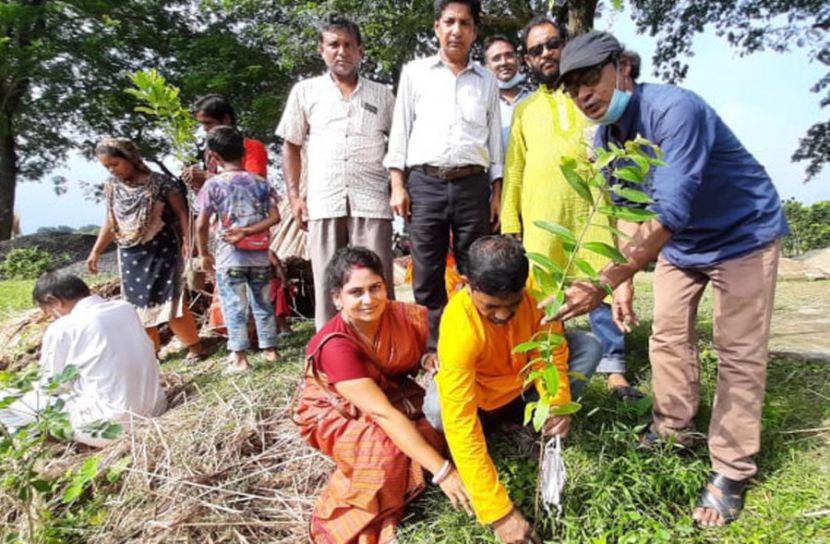 ফরিদপুরে কৃষকলীগের বৃক্ষরোপণ 