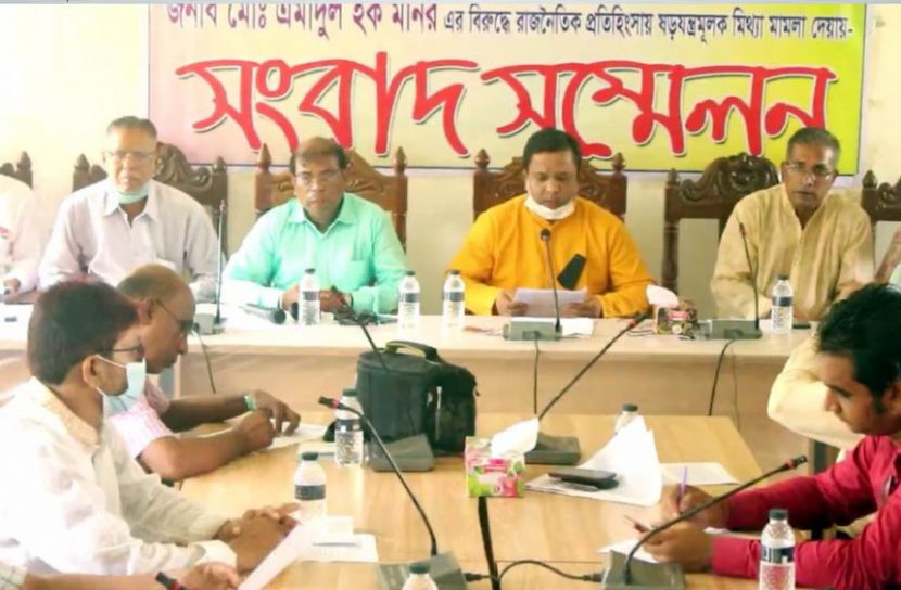 সংবাদ সম্মেলনে মনির