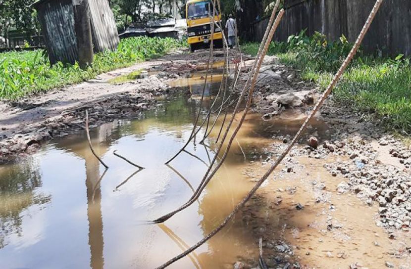 মরণফাঁদ পাতা আছে হাসপাতালে যাওয়ার সড়কেই!