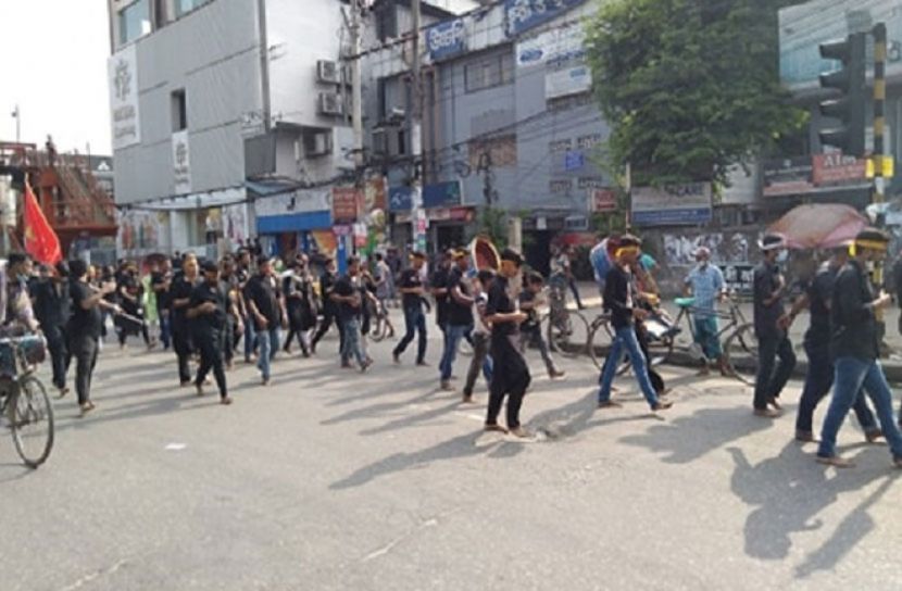 পুলিশের বাধা উপেক্ষা করেই সড়কে তাজিয়া মিছিল