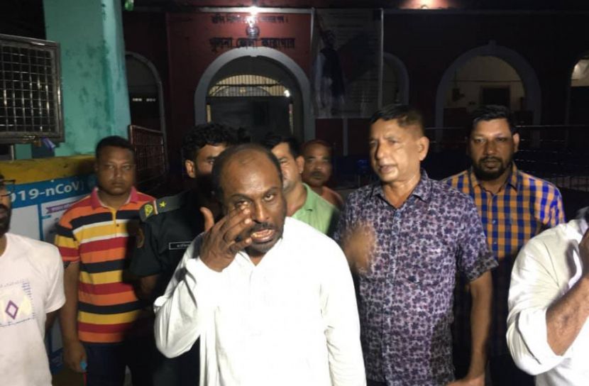 কারামুক্তির পর জাহিদ শেখ