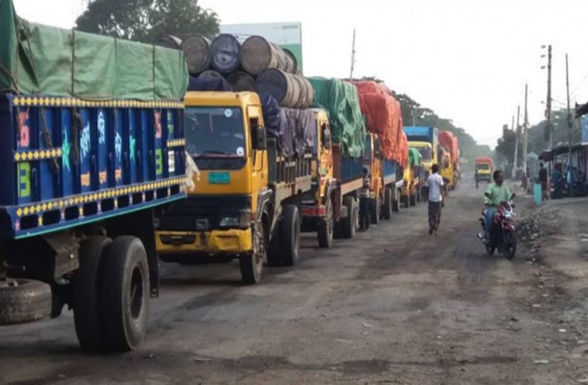 পাটুরিয়া-দৌলতদিয়ায় ট্রাকের দীর্ঘ সারি