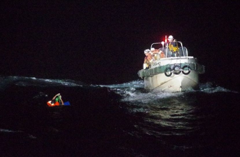 সাগরে ভেসে থাকা এক নাবিককে উদ্ধার করা হচ্ছে