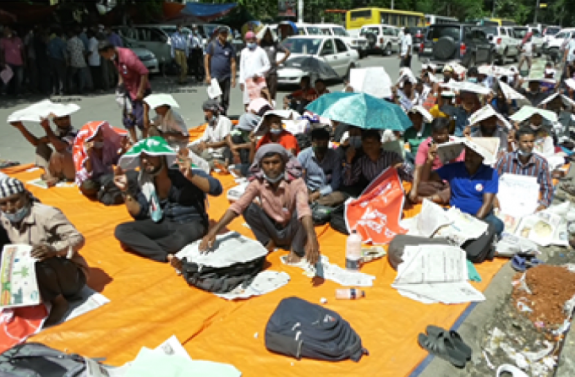 অনড় অবস্থান কর্মসূচিতে বিটিসিএল শ্রমিকরা 