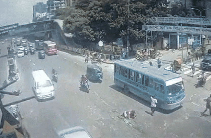 বাসচাপায় বিএসএমএমইউ কর্মকর্তার পা বিচ্ছিন্ন