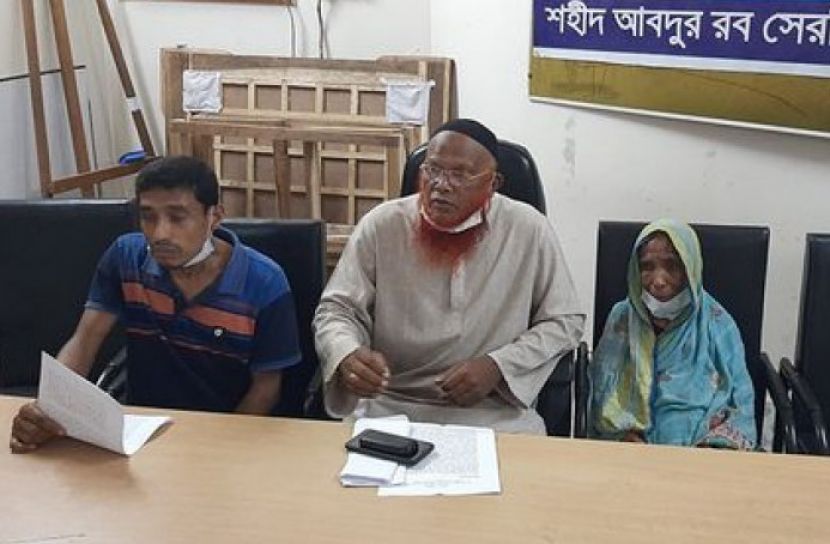 সংবাদ সম্মেলনে নজরুল ইসলাম ও তার পরিবার