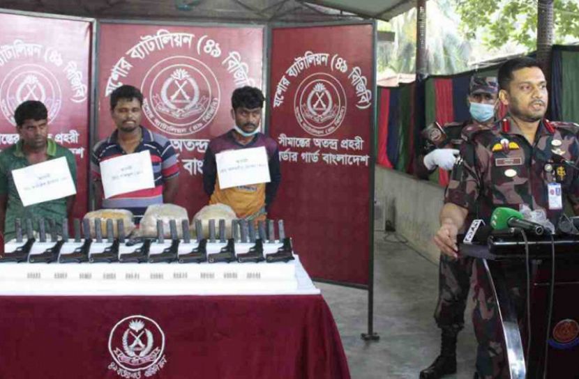 বেনাপোল সীমান্তে অস্ত্র-গুলি-গাঁজাসহ ৩ মাদক ব্যবসায়ী গ্রেপ্তার