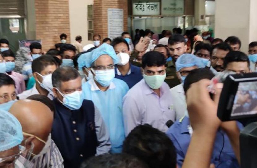 সাংবাদিকদের ব্রিফ করছেন স্বাস্থ্যমন্ত্রী জাহিদ মালেক