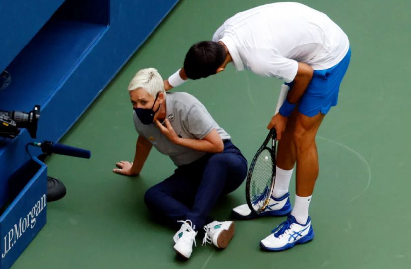 বিচারককে আঘাত করায় বহিষ্কৃত জোকোভিচ