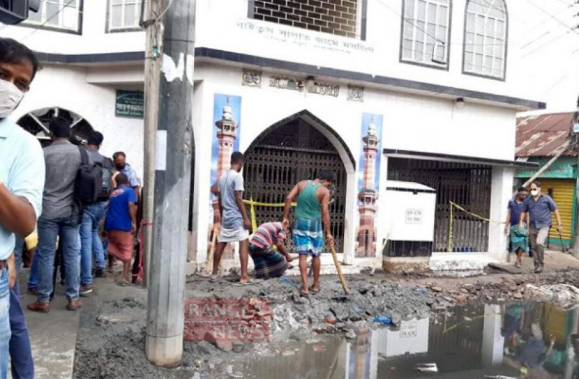 নারায়ণগঞ্জে বিস্ফোরণ : লিকেজ খুঁজতে মাটি খুঁড়ছে তিতাস