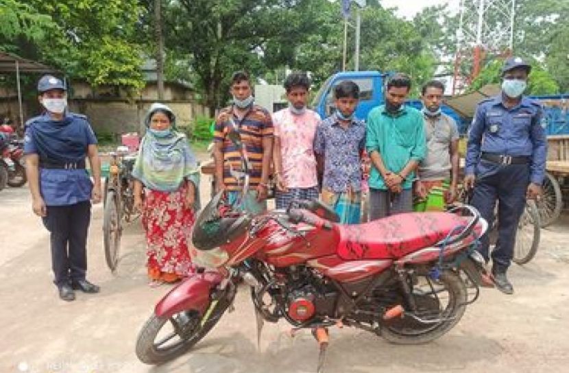 চুয়াডাঙ্গায় মোটরসাইকেল-ব্যাটারিচালিত ভ্যানসহ ৬ আন্তঃজেলা চোর গ্রেপ্তার