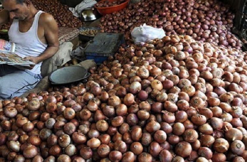 পেঁয়াজের ঝাঁজে ক্রেতাদের নাভিশ্বাস