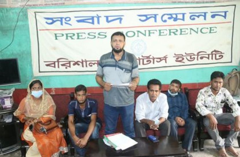 সংবাদ সম্মেলনে মনিরুল ইসলাম রিপন ও তার পরিবার