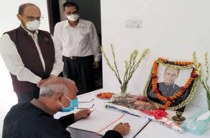 প্রণব মুখার্জির মৃত্যুতে শোকবইয়ে খুলনার মেয়রের স্বাক্ষর