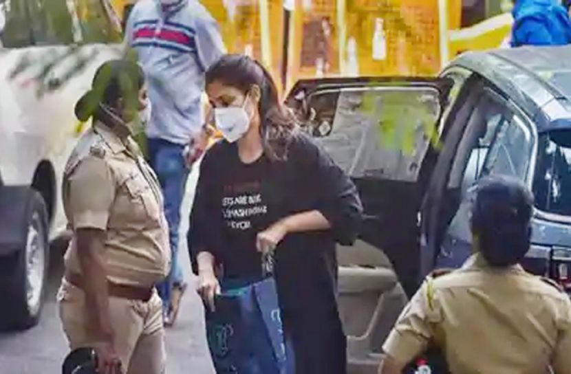 সুশান্তের প্রেমিকা রিয়া গ্রেপ্তার