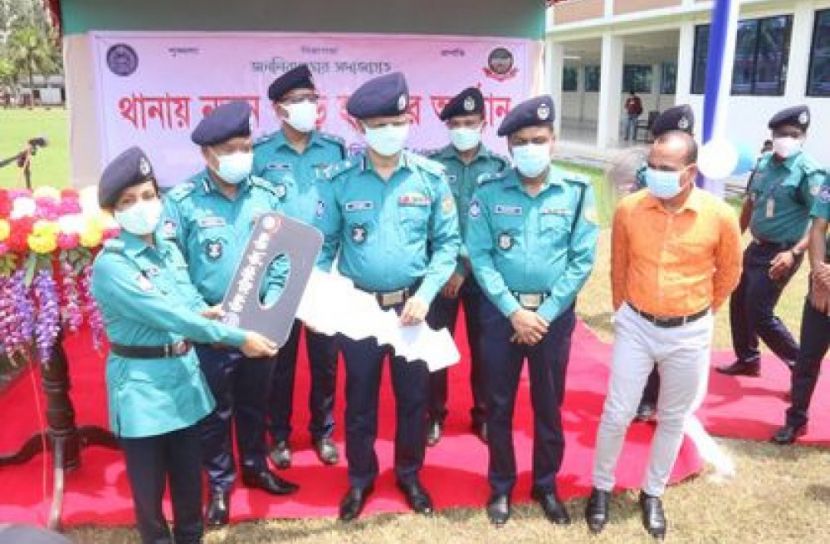 বিএমপির চার থানায় নতুন যানবাহনের চাবি হস্তান্তর