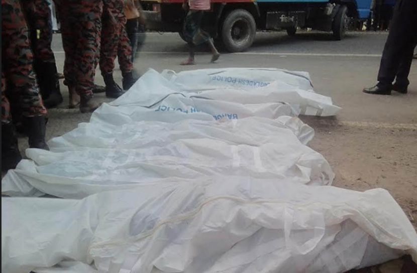 বাস-কাভার্ডভ্যান-অ্যাম্বুলেন্স ত্রিমুখী সংঘর্ষে নিহত ৬, উদ্ধার কাজ চলছে