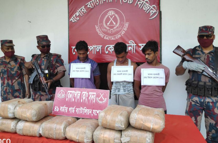 বেনাপোল সীমান্তে গাঁজাসহ তিন পাচারকারী আটক