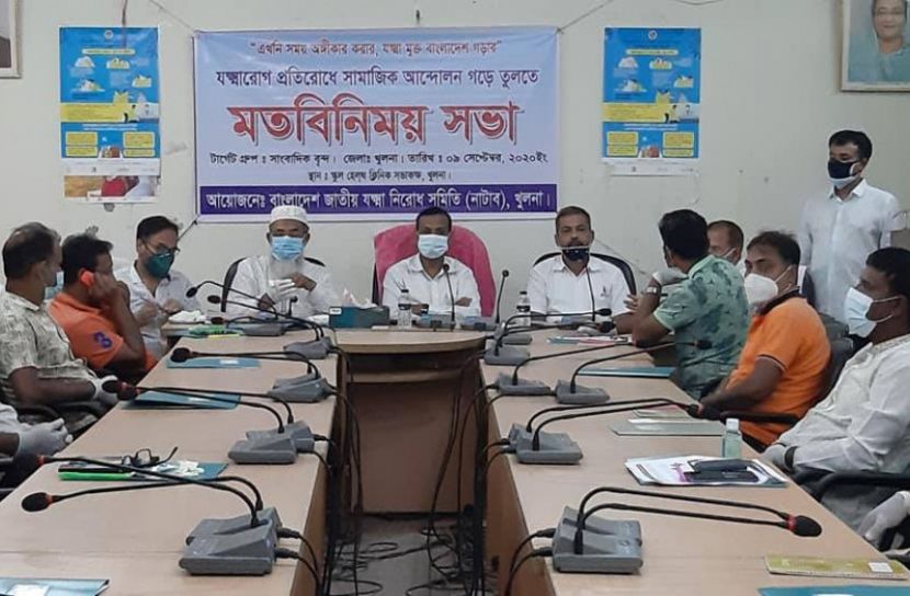 মতবিনিময় সভায় অতিথি ও আলোচকরা