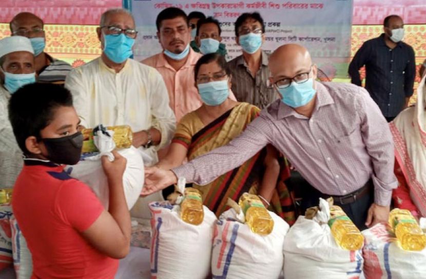 শিশুদের পরিবারের মাঝে খাদ্যসামগ্রী বিতরণ