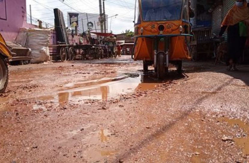 নগরীর ভাঙাচোরা রাস্তা