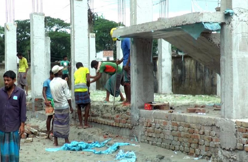 স্কুলমাঠের সেই অবৈধ মার্কেট ভাঙছে পৌরসভা