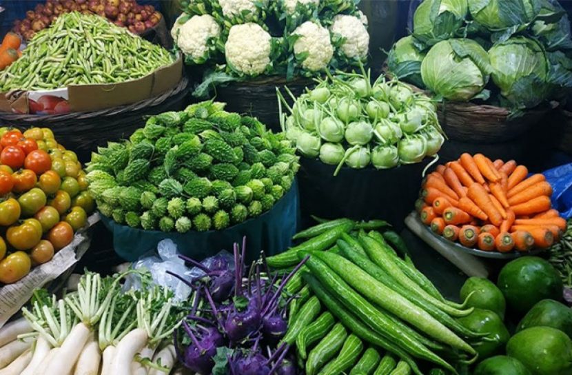 সবজির বাজার চড়া, বেড়েছে মুরগির দামও
