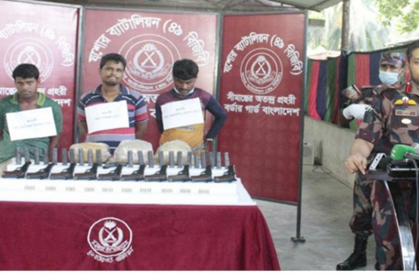 বিজিবির অভিযানে আটক পাচারকারী ও অস্ত্র-মাদকদ্রব্য