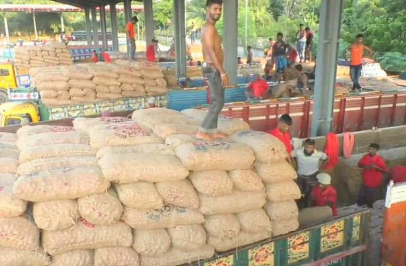বেনাপোল বন্দর দিয়ে ৬৫০ মেট্রিকটন পেঁয়াজ আমদানি হয়েছে ১৩ দিনে