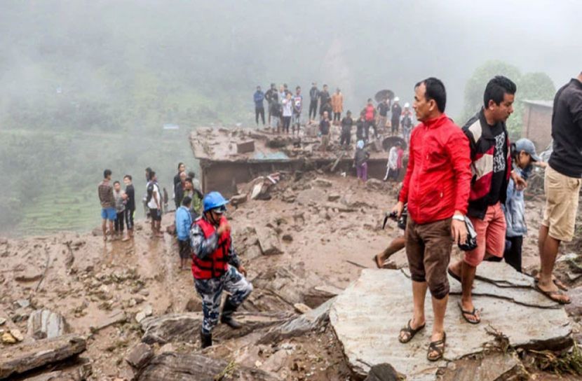 নেপালে ভূমিধসে ১২ জনের মৃত্যু