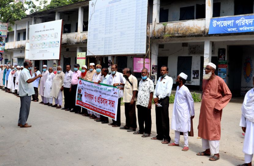 ইউএনওর ওপর হামলাকারীদের শাস্তি দাবিতে মুক্তিযোদ্ধাদের মানববন্ধন
