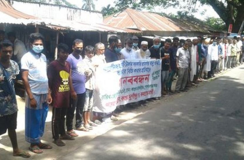 সরকারি জায়গার অবৈধ বালু উত্তোলন ও বিক্রি বন্ধে মানববন্ধন