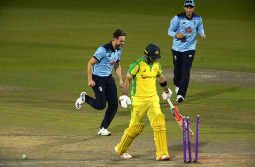 শ্বাসরুদ্ধকর ম্যাচে জয় ছিনিয়ে নিল ইংল্যান্ড