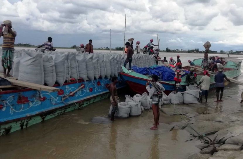 বালুদস্যুদের বালুলুণ্ঠনে পদ্মাবাঁধে ভাঙন!