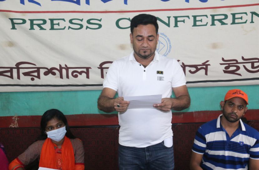 সংবাদ সম্মেলনে নৃত্যশিল্পী মুরাদজ্জামান খান 