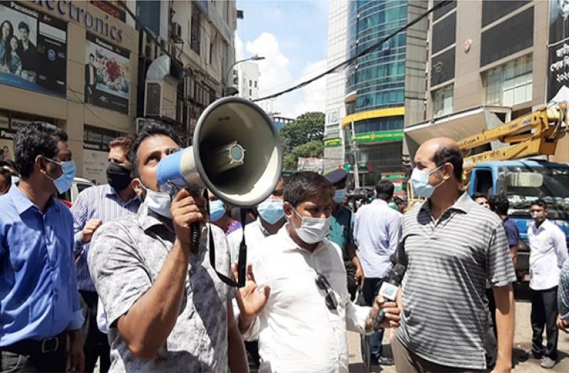 অবৈধ বিলবোর্ড-সাইনবোর্ড সরাচ্ছে ডিএনসিসি